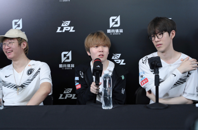 持球人随即 持球人随即